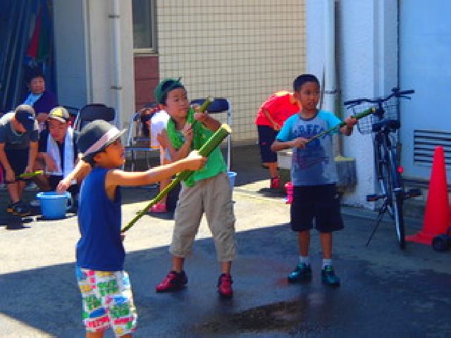 夏休み宿題お助けイベント「竹の水鉄砲を作って、浜辺で遊ぼう」