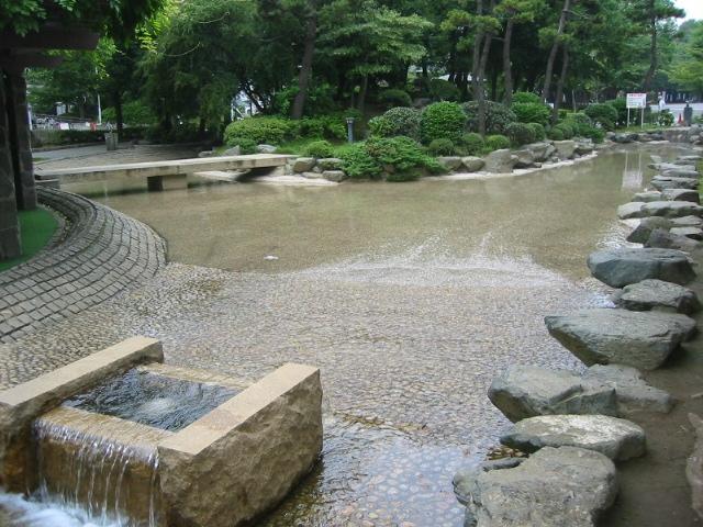 プールと水遊びができる公園をご紹介します。