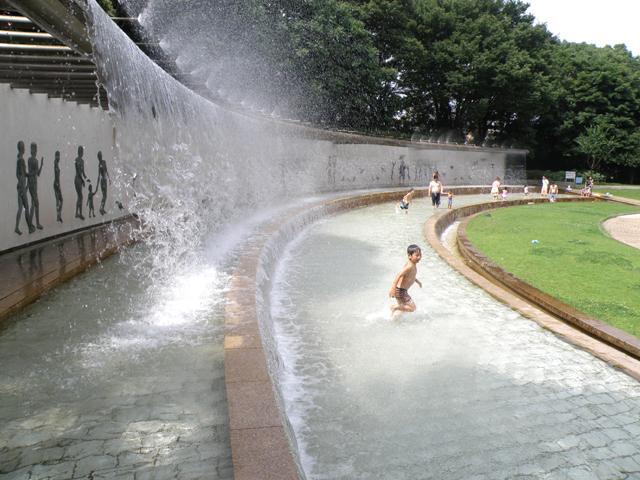 プールと水遊びができる公園をご紹介します。